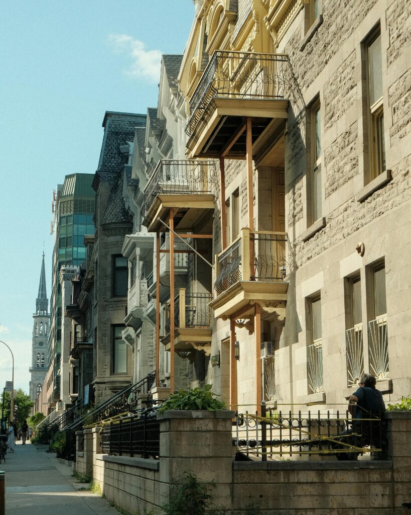 Immeuble résidentiel à Montréal après calfeutrage professionnel des joints d’enveloppe